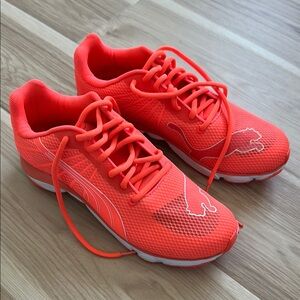 Puma Vibrant Orange Athletic Shoes 👟